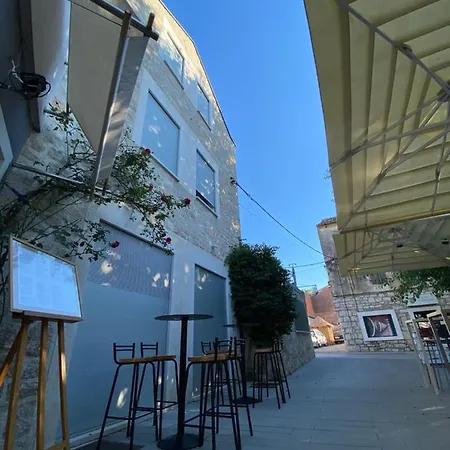 Sobe “zavjetrina” Δωμάτια σε οικογενειακή κατοικία *